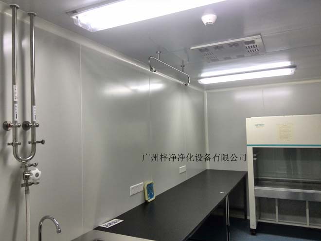 建造和使用洁净室能有效减少室内诱入、产生及滞留粒子。