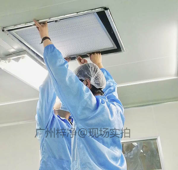 工作人员正在安装洁净室高效过滤器