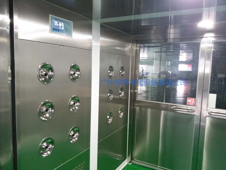 双开门货淋室工作区配智能控制器,方便人员使用操作。