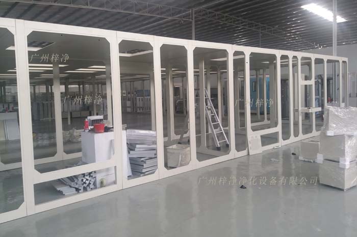 百级洁净棚其实也属于洁净棚中的一种，也被叫作百级无尘工作站，被称之为百级洁净棚的主要原因还是在于其内部洁净度可达到净化百级