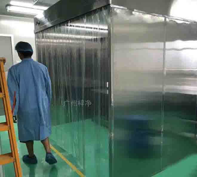 负压称量罩(室)是一种用于制药,微生物研究和科学实验等场所专用的局部净化设备,它提供一种垂直单向气流。