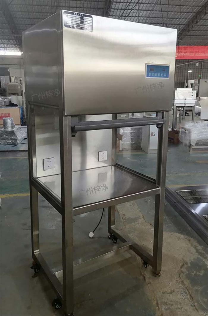 升降门超净工作台是采用单向空气流，室内空气经预初效过滤器进入静压箱，再经过高效空气过滤器，最后在操作区内形成高度洁净的单向空气流，是提供操作区高洁净度工作环境的理想设备。