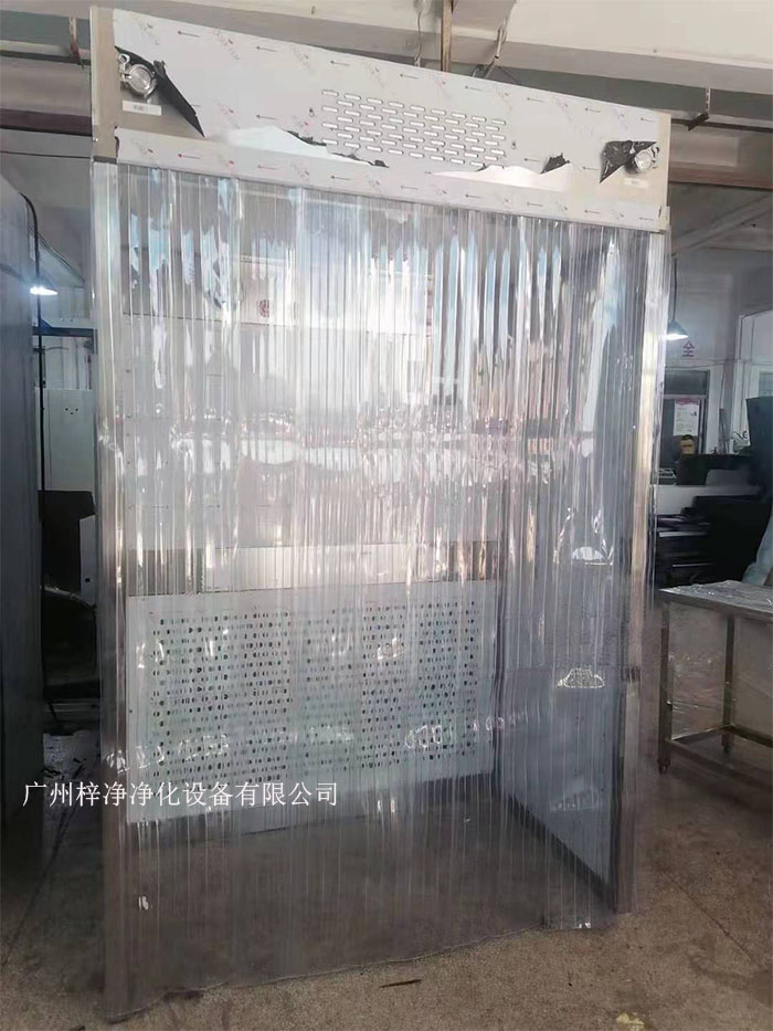 负压称量罩室内空气经初效过滤器、中效过滤器，由离心风机压入静压箱，在经高效过滤器后从气流扩散送风单元出风面吹出