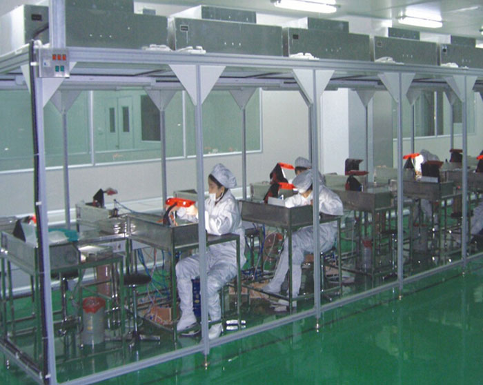 操作人员进入洁净棚前，应穿戴合格的洁净服、鞋、帽、口罩等防护用品。