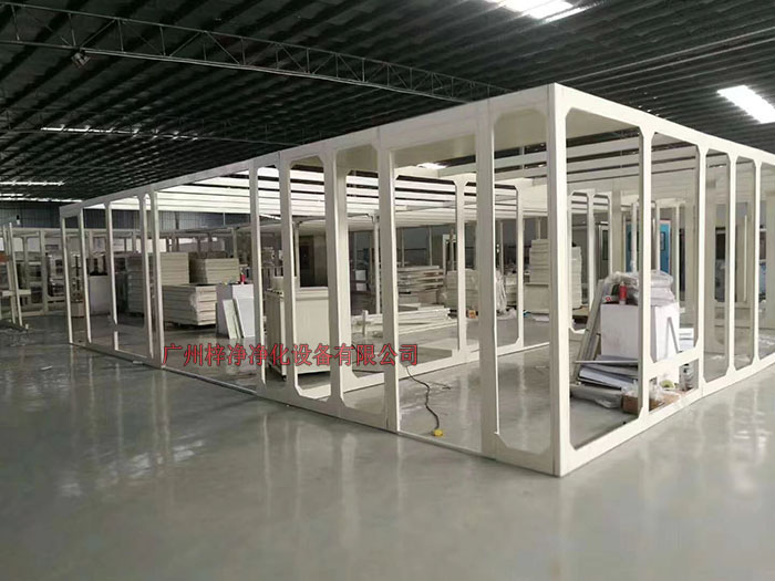 千级洁净棚配备FFU高效空气过滤器系统，能够持续净化空气，确保手术室内的尘埃和微生物数量低于标准。