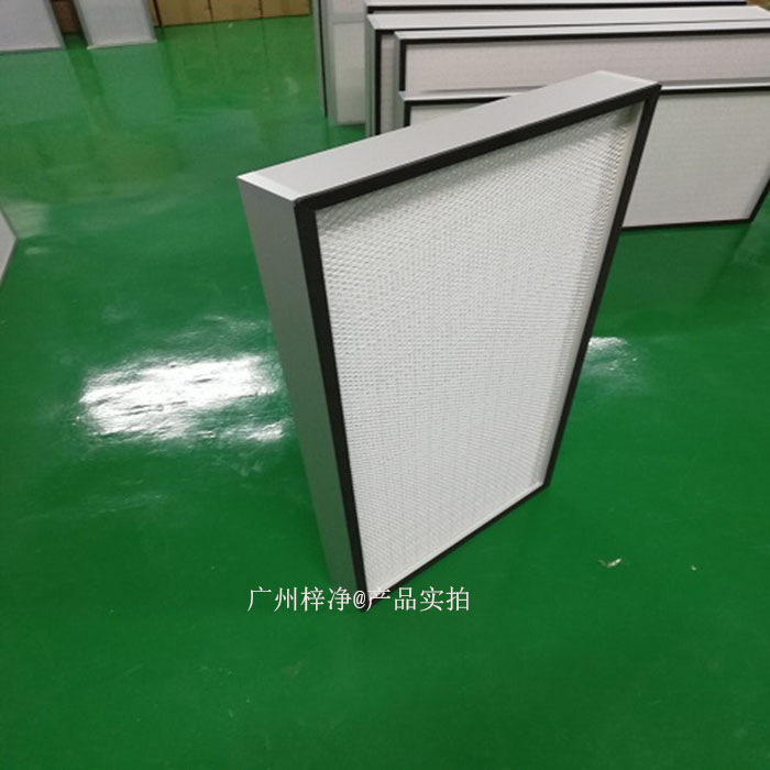 高效过滤器通常安装在送风系统的末端，靠近高效送风口的位置。