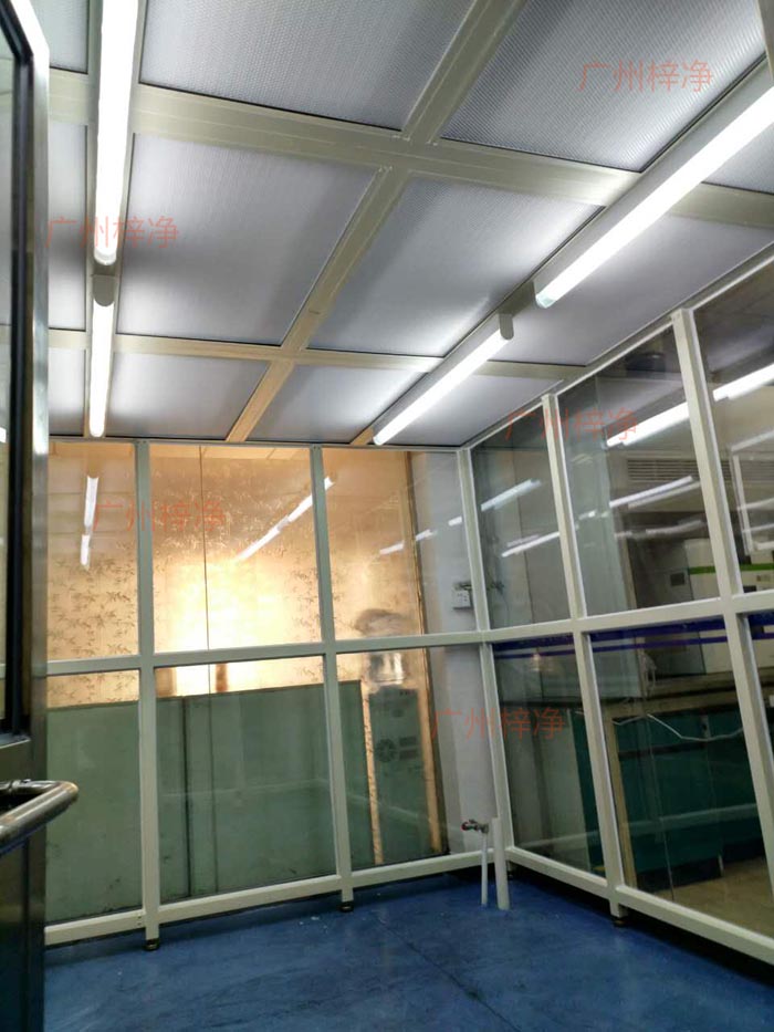 洁净棚中的空气过滤器是净化空气的核心部件，其性能直接影响洁净度。高效空气过滤器（HEPA）的过滤效率、滤料更换周期和过滤器维护状况均会影响空气洁净度。