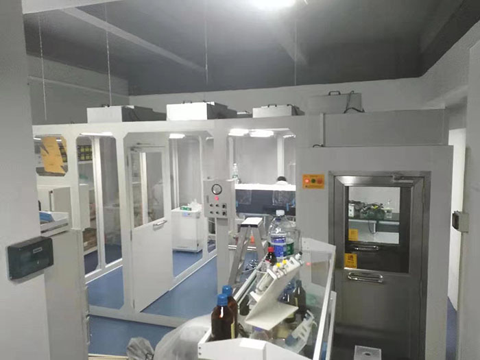 在洁净棚内工作的人员也需要一个安全、卫生的工作环境，风淋室的使用有助于减少交叉感染的风险。
