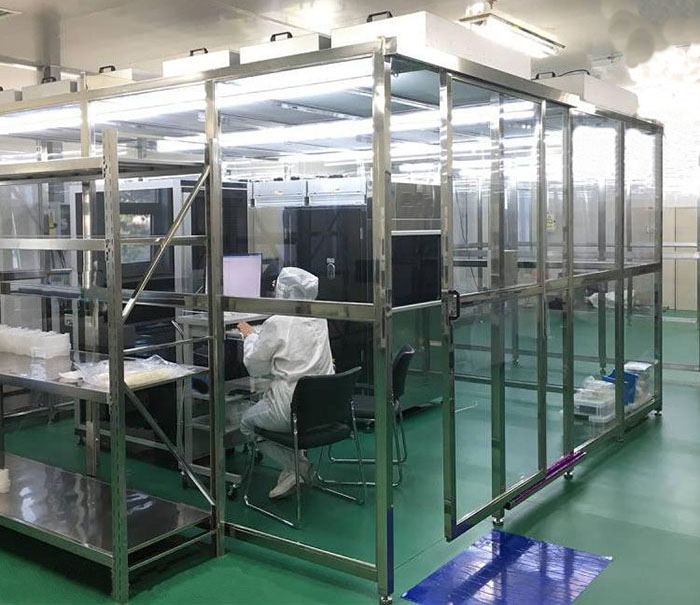洁净棚广泛应用于电子、医药、食品、化妆品等行业，旨在为生产、实验和研究提供无尘、无菌、恒温恒湿的操作环境。