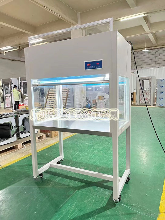 洁净工作台底部配备排风系统，通过高效过滤器净化后的空气从下而上流过洁净工作台台面，实现自净效果。