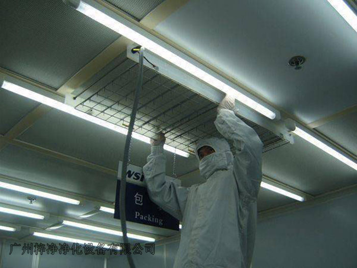 FFU的安装高度应根据洁净车间的高度和洁净度级别要求来定，通常为天花板的0.6至1.0米处。